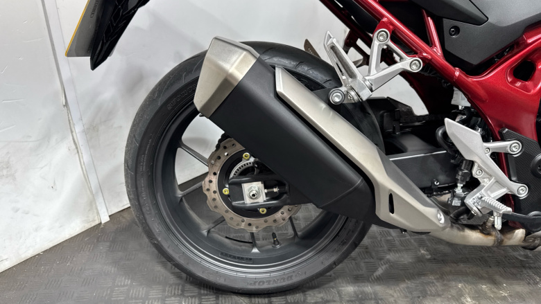 Honda CB750 Hornet (25MY)